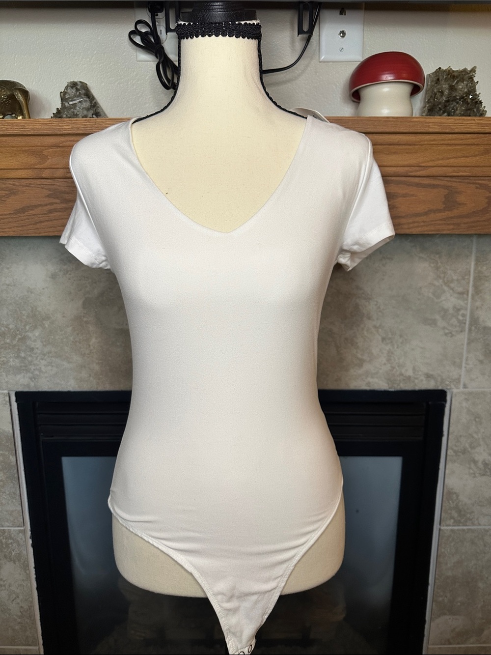 Women's White V-Neck Short Sleeve Bodysuit Layering Top Size M NEW
